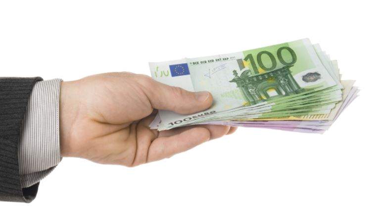 billetes-fajo-mano-istock-770.jpg