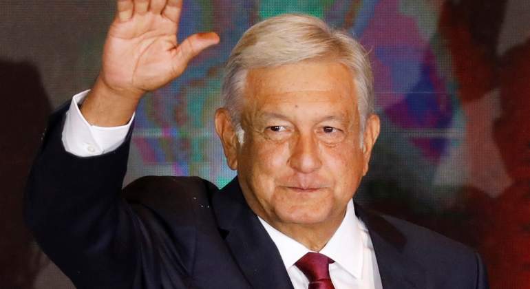 lopez-obrador-saluda-reuters.jpg