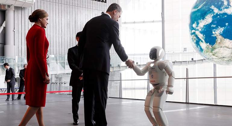 Felipe-VI-saludando-a-un-robot