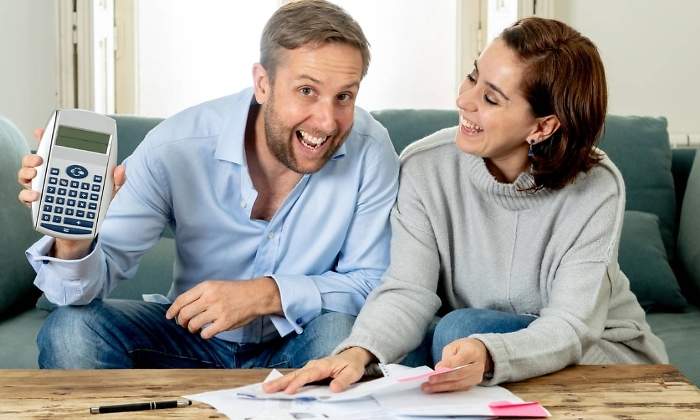 renta-calculadora-facturas-pareja-feliz.jpg