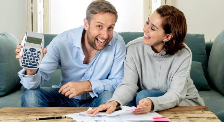 renta-calculadora-facturas-pareja-feliz.jpg