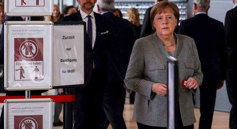 merkel-carteles-covid-efe.jpg