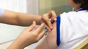 Por qué las vacunas del Covid-19 producen dolor en el brazo y cómo combatirlo