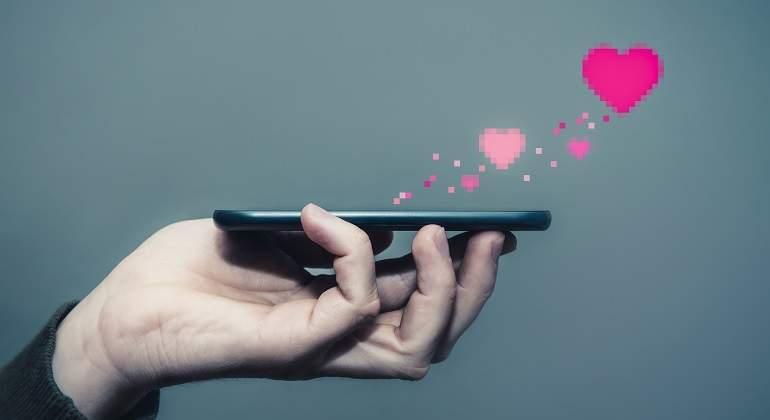 Movil-con-corazones-pixel-iStock.jpg