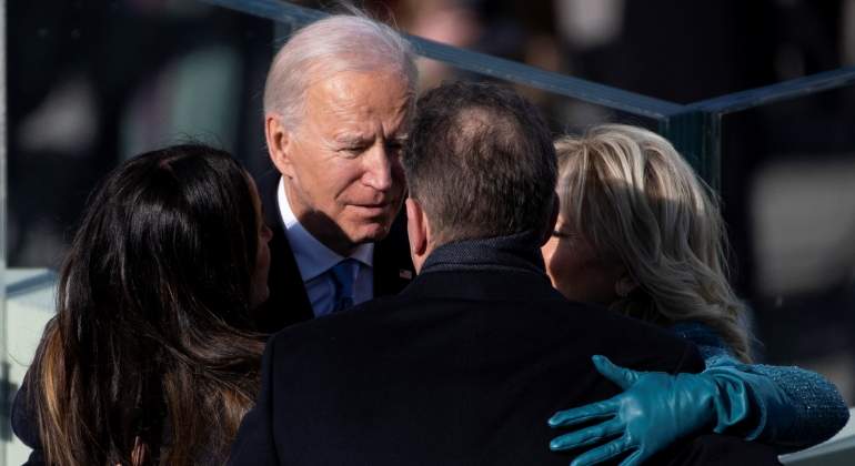 biden-abrazo-mujer-hijos-reuters.jpg