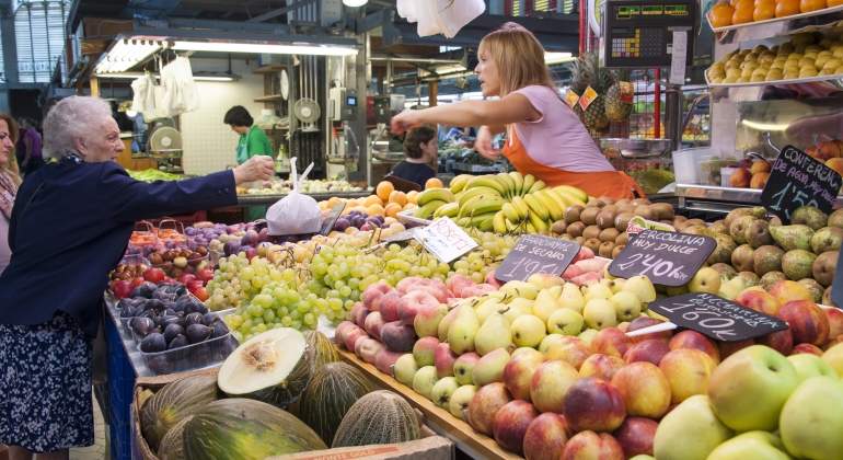 fruteria-senora-clienta-dreamstime.jpg