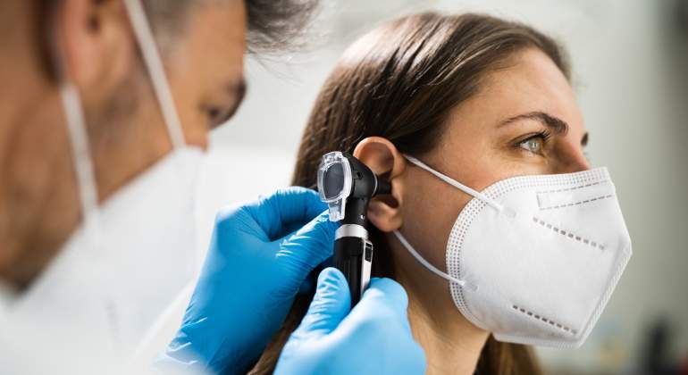 tinnitus-sintoma-omicron-covid-istock.jpg
