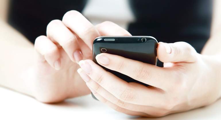 persona-maneja-telefono-movil-dreamstime.jpg