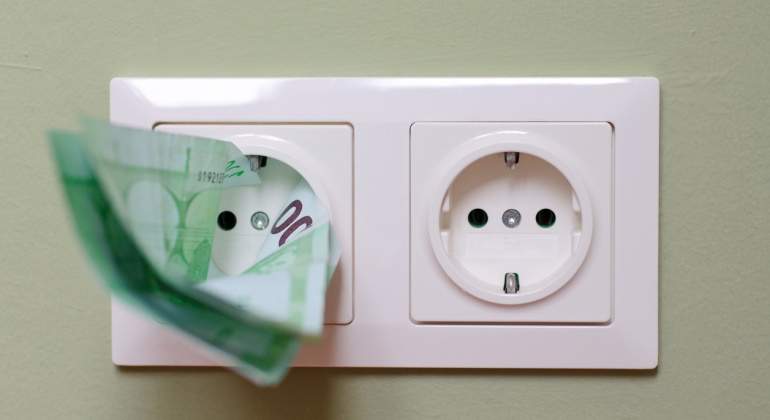 enchufe-luz-billete-istock.jpg