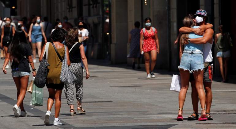 coronavirus-barcelona-abrazo-reuters.jpg