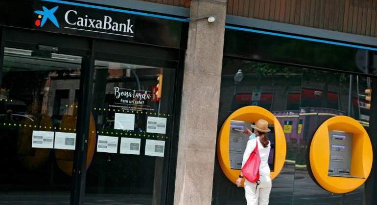 caixabank-mujer-cajero-770x420.jpg