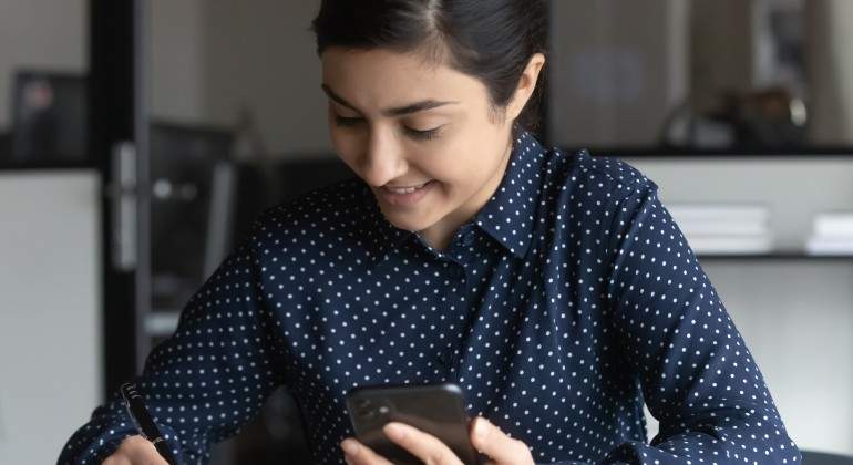 mujer-mirando-el-telefono.jpg