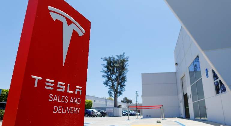 tesla-logo-reuters-03.jpg