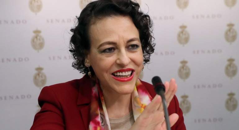 valerio-magdalena-microfono-senado-mano-efe.jpg