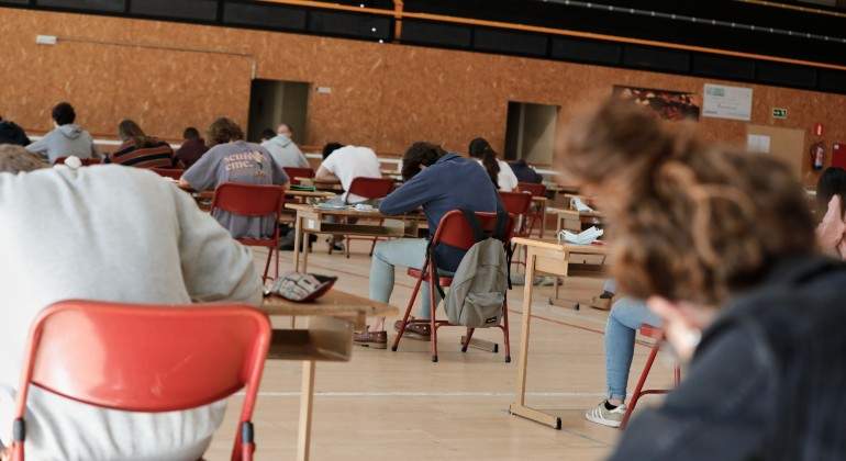 EuropaPress_3192646_alumnos_bachillerato_colegio_virgen_europa_boadilla_monte_madrid_enfrentan.jpg