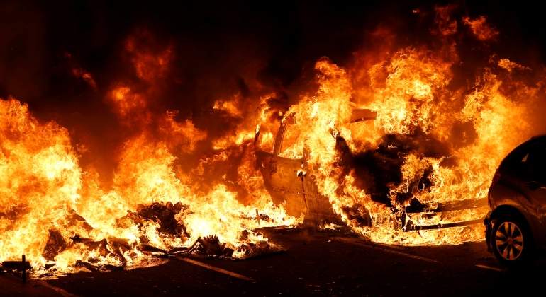 sentencia-coches-ardiendo-barcelona-reuters.jpg