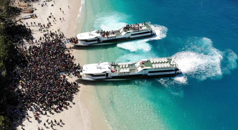 barcos-evacuan-turistas-isla-lombok-indonesia-reuters.jpg