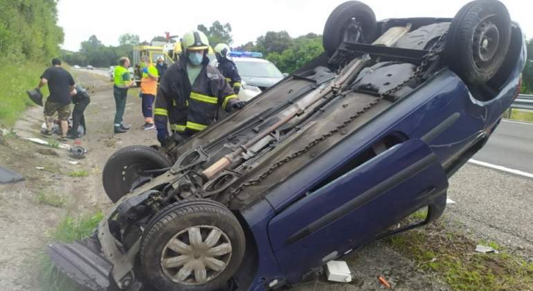 accidente-trafico-coche-volcado-verano-2021-ep.jpg