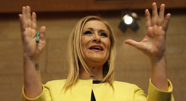Cifuentes-explica-manos-2017-EFE.jpg