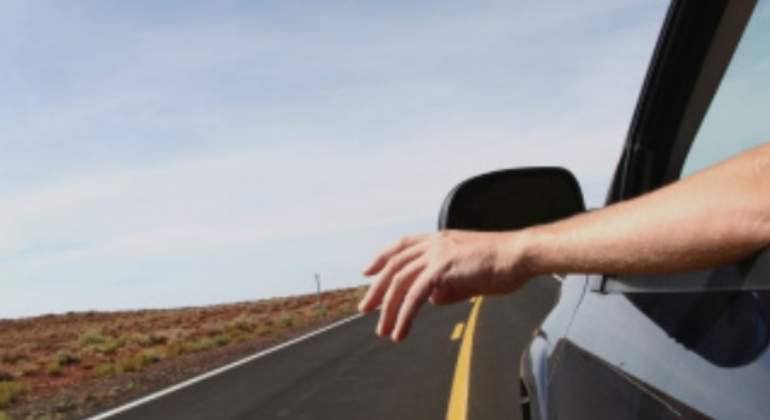coche-mano-multa.jpg