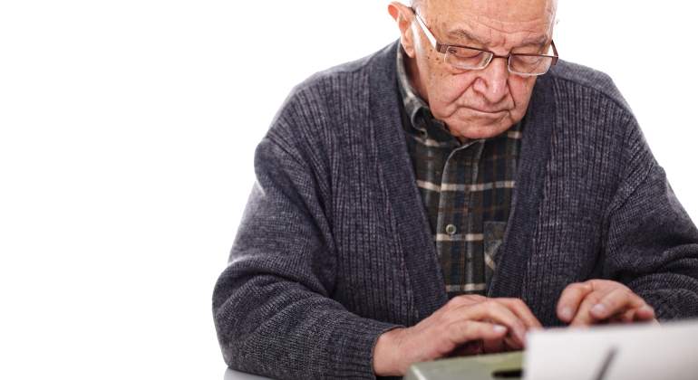 hombre-mayor-anciano-viejo-trabajando-maquina-escribir-770-dreamstime.jpg