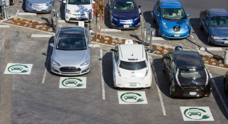electricos-coches-aparcados.jpg