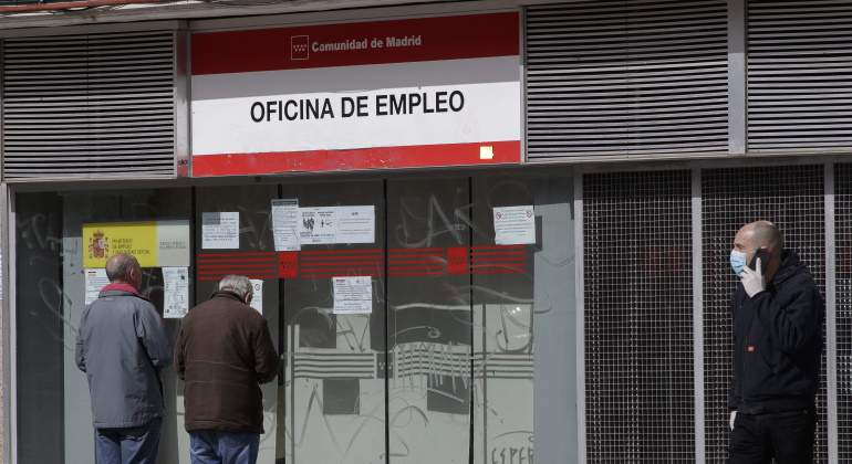 EuropaPress_2720305_dos_ancianos_leen_carteles_oficina_empleo_770x420.jpg
