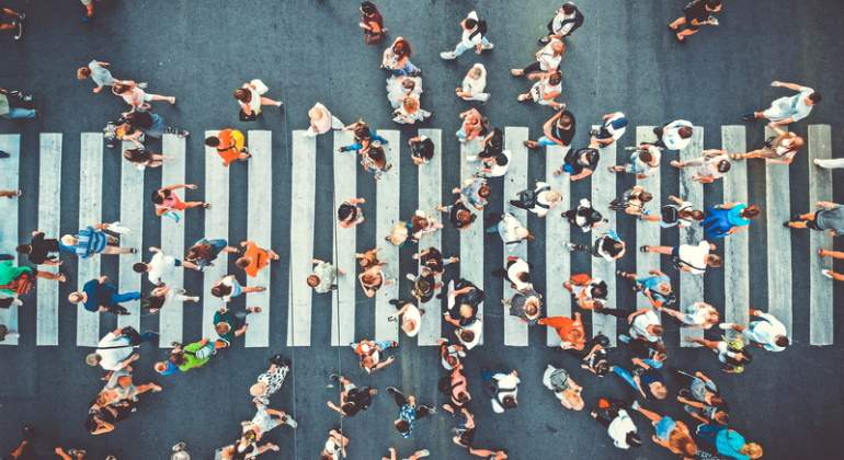 multitud-personas-paso-cebra-dreams.jpg