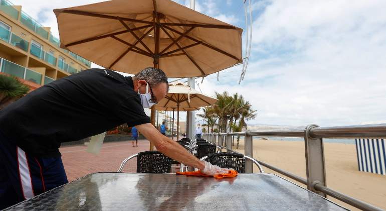 camarero-limpiando-mesa-mascarilla-coronavirus-playa-gran-canaria-reuters-770x420.jpg