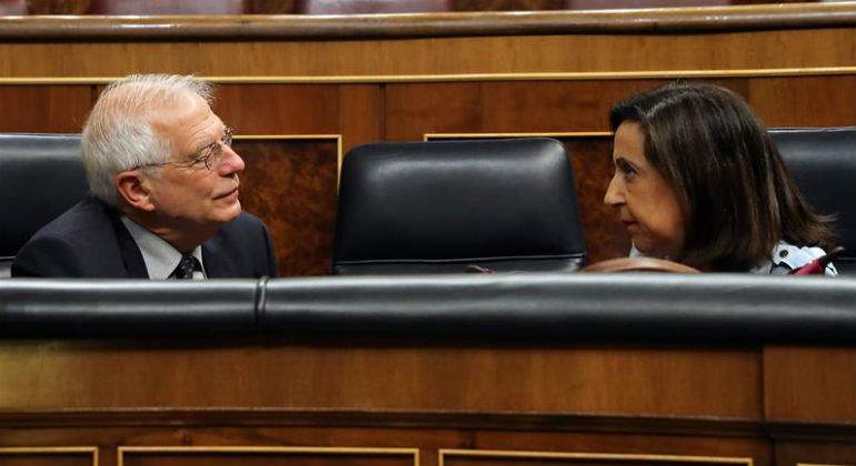 Borrell-y-Margarita-Robles-en-el-Congreso.