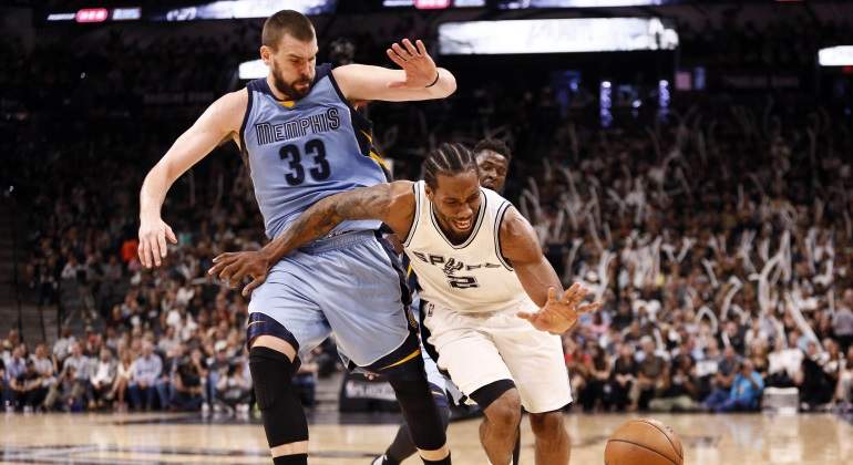 leonard-marc-gasol-reuters.jpg