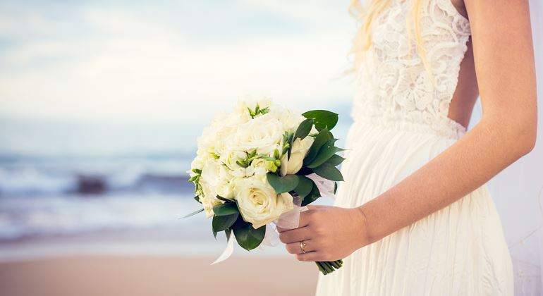 novia-boda-flores-playa-770.jpg