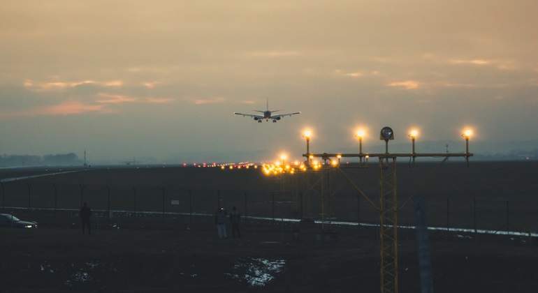 avion-atardecer-aeropuerto-dreams.jpg