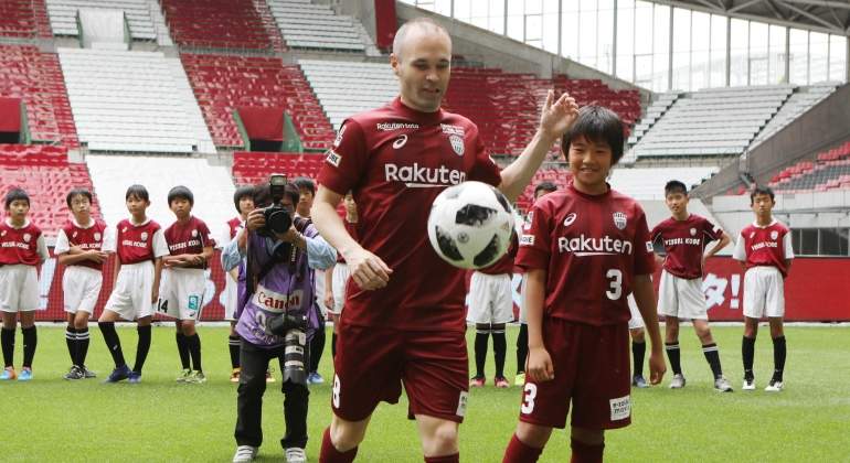 iniesta-vissel-kobe-balon-efe.jpg