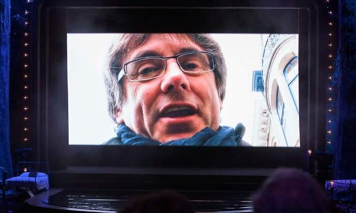 puigdemont-pantalla-teatro.jpg