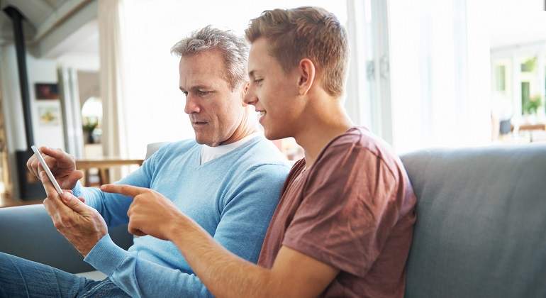 Padre-e-hijo-mirando-un-movil-iStock.jpg