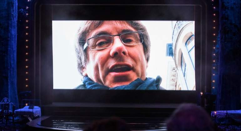 puigdemont-pantalla-teatro.jpg