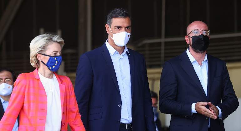 Sanchez-Leyen-Michel-ago2021-reuters.jpg