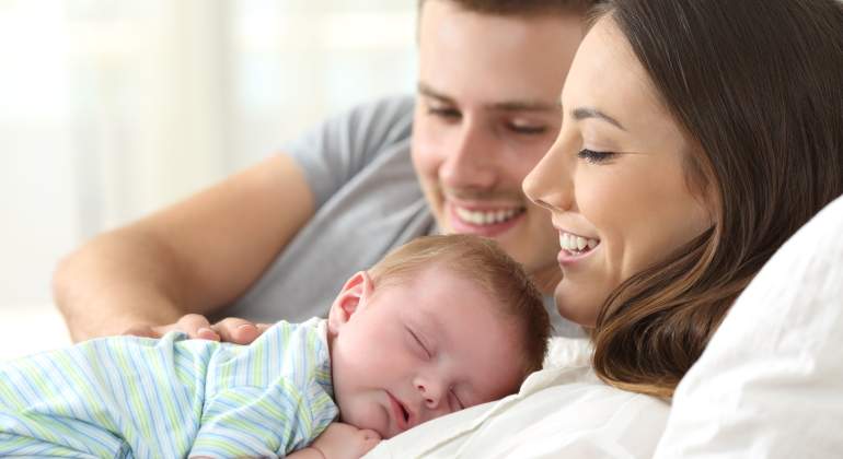 bebe-dormido-padres.jpg