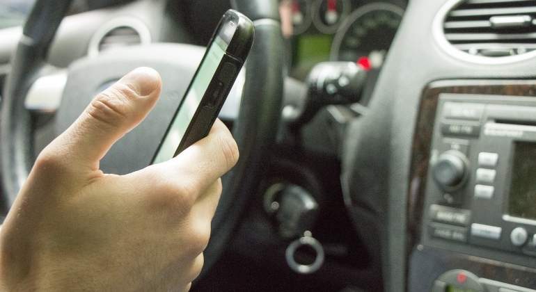telefono-movil-coche-aplicacion-pixabay