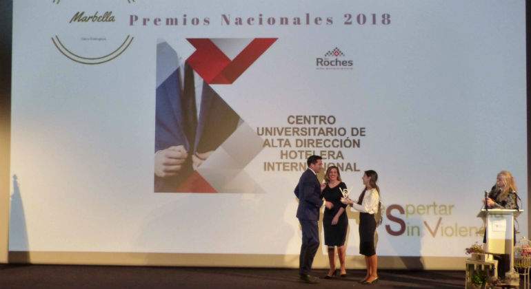 CeoLesRoches_recogiendo-Premio111111.jpg