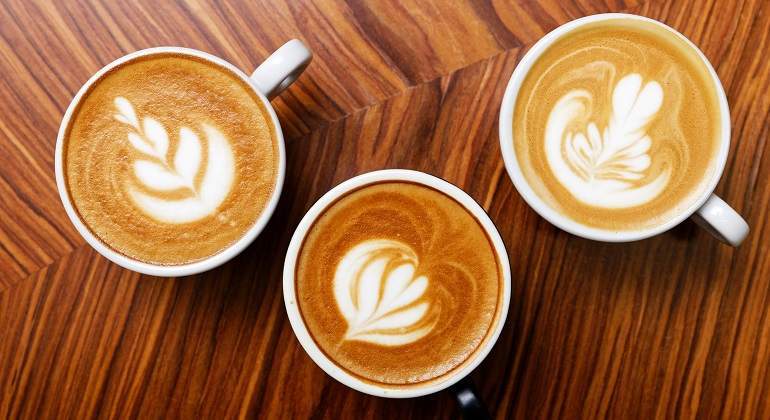 Tres-cafes-decorados-con-flores-iStock.jpg