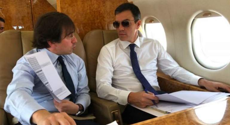 sanchez-gafas-sol-avion-moncloa.jpg