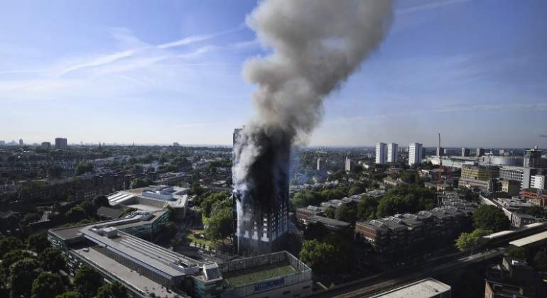 Londres-incendio-edificio-14junio2017-EFE.jpg