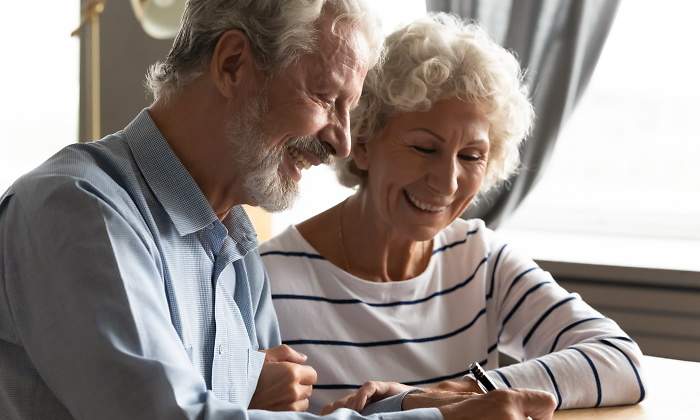 ancianos-firman-documento-dreamstime.jpg