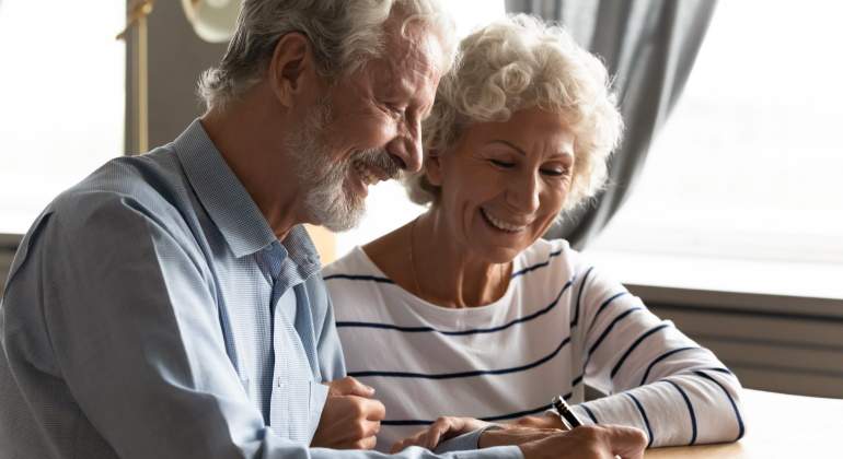 ancianos-firman-documento-dreamstime.jpg