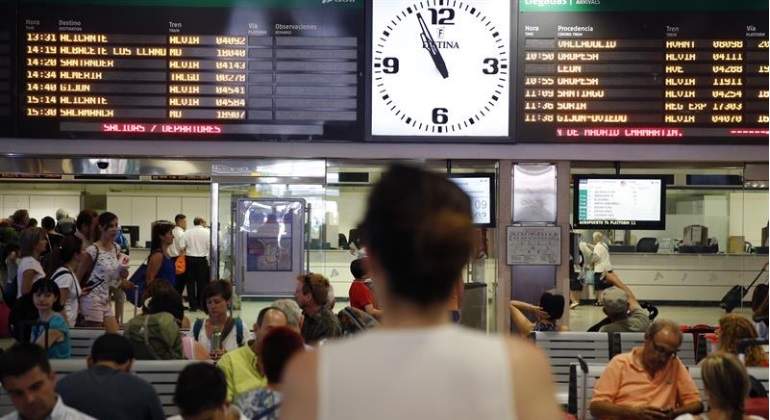 paneles-trenes-estacion-esperando-efe-770x420.jpg