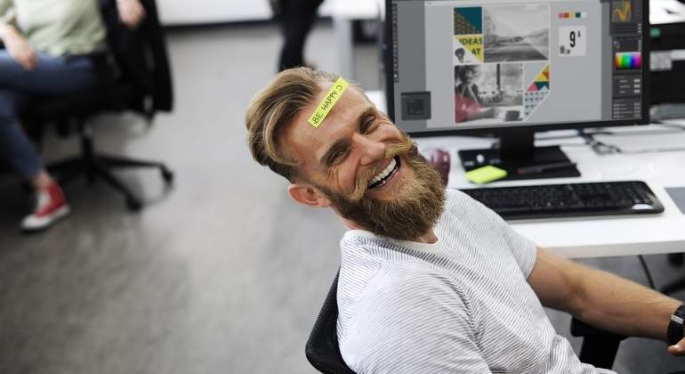 trabajador-empleado-feliz-buen-humor-riendo-pixabay-770x420.jpg
