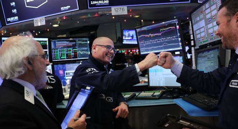 fist-bump-wall-street-peter-tuchman-getty.jpg