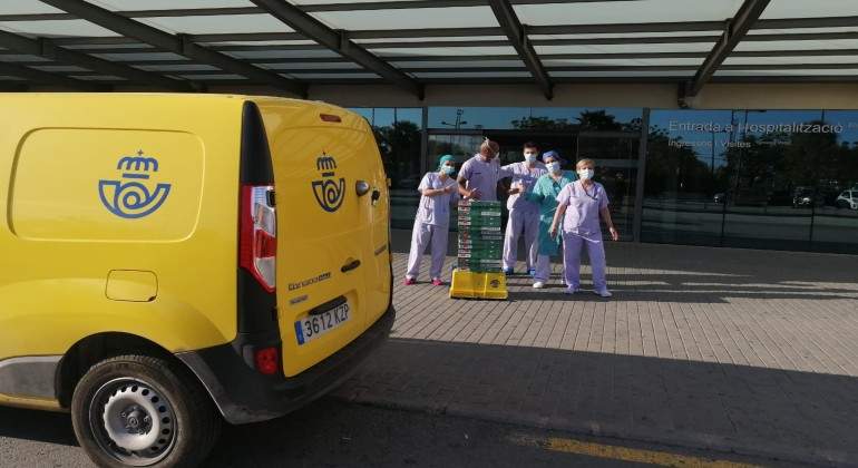 Personal-de-un-Hospital-en-Valencia-junto-a-la-furgoenta-de-Correos.jpg